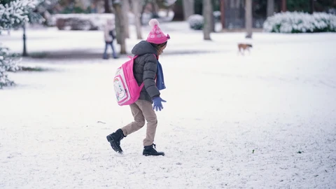 Una niña en un parque cubierto de nieve, a 18 de enero de 2023, en Vitoria-Gasteiz, Álava