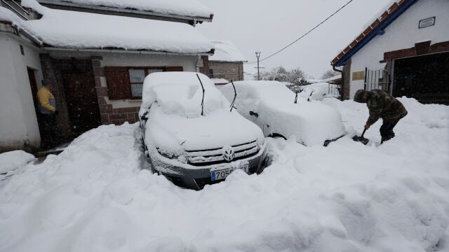 Una persona trataba ayer de «desenterrar» su coche bajo la nieve en Navarra