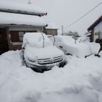 Una persona trataba ayer de «desenterrar» su coche bajo la nieve en Navarra