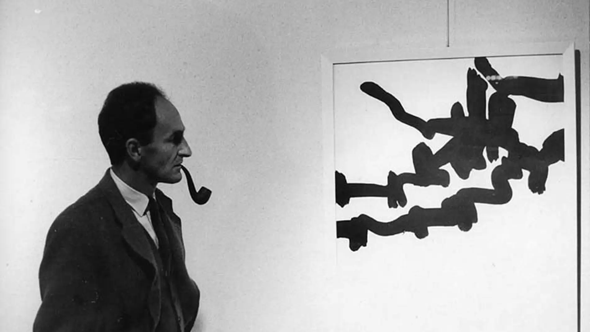 Eduardo Chillida en la exposición de su obra en el Wilhelm Lehmbruck Museum, Duisburg, en 1966