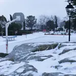 Un parque infantil nevado, a 18 de enero de 2023, en el Boalo, Madrid