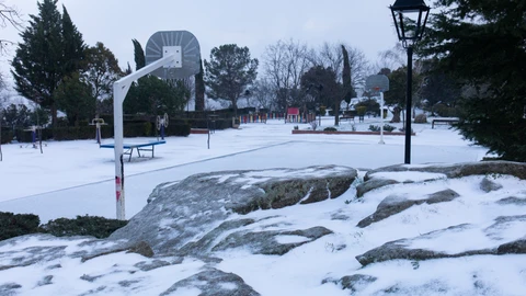 Un parque infantil nevado, a 18 de enero de 2023, en el Boalo, Madrid