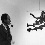 Eduardo Chillida en la exposición de su obra en el Wilhelm Lehmbruck Museum, Duisburg, en 1966