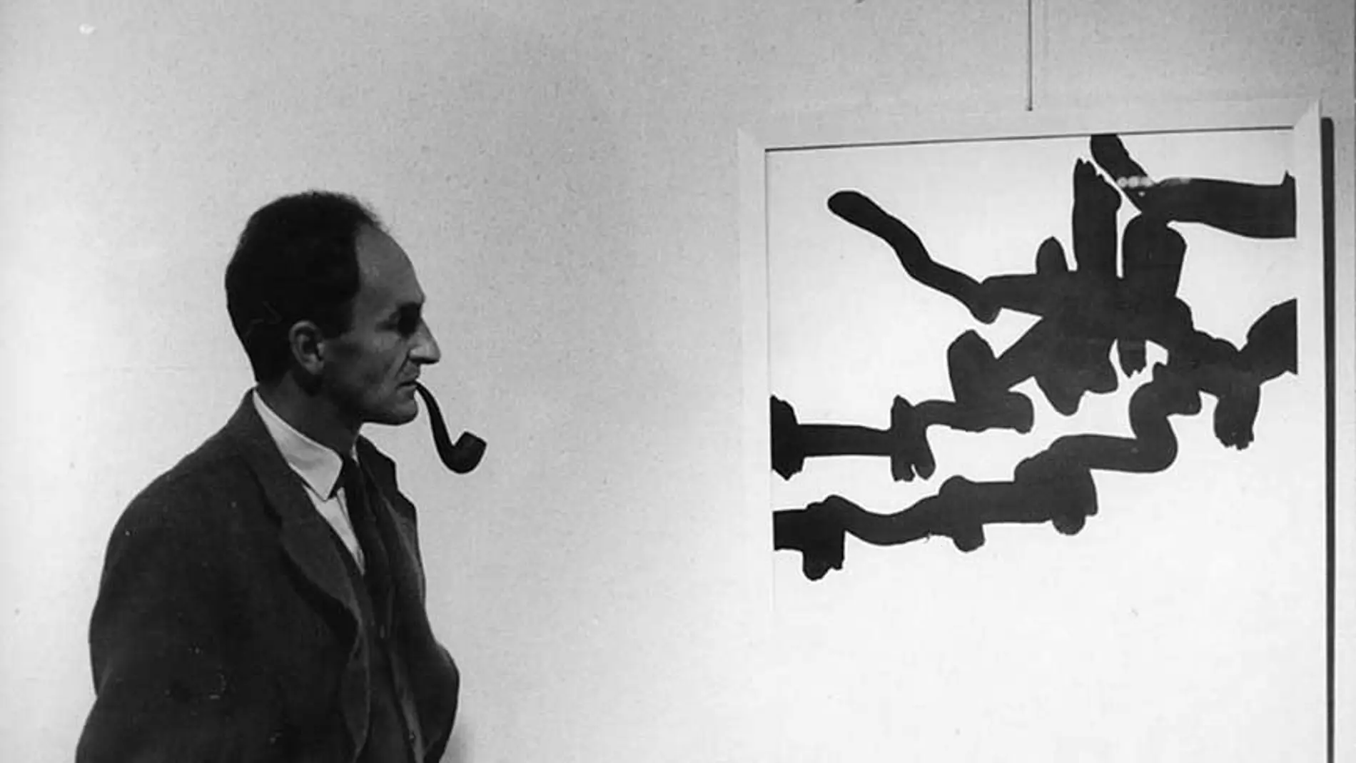 Eduardo Chillida en la exposición de su obra en el Wilhelm Lehmbruck Museum, Duisburg, en 1966
