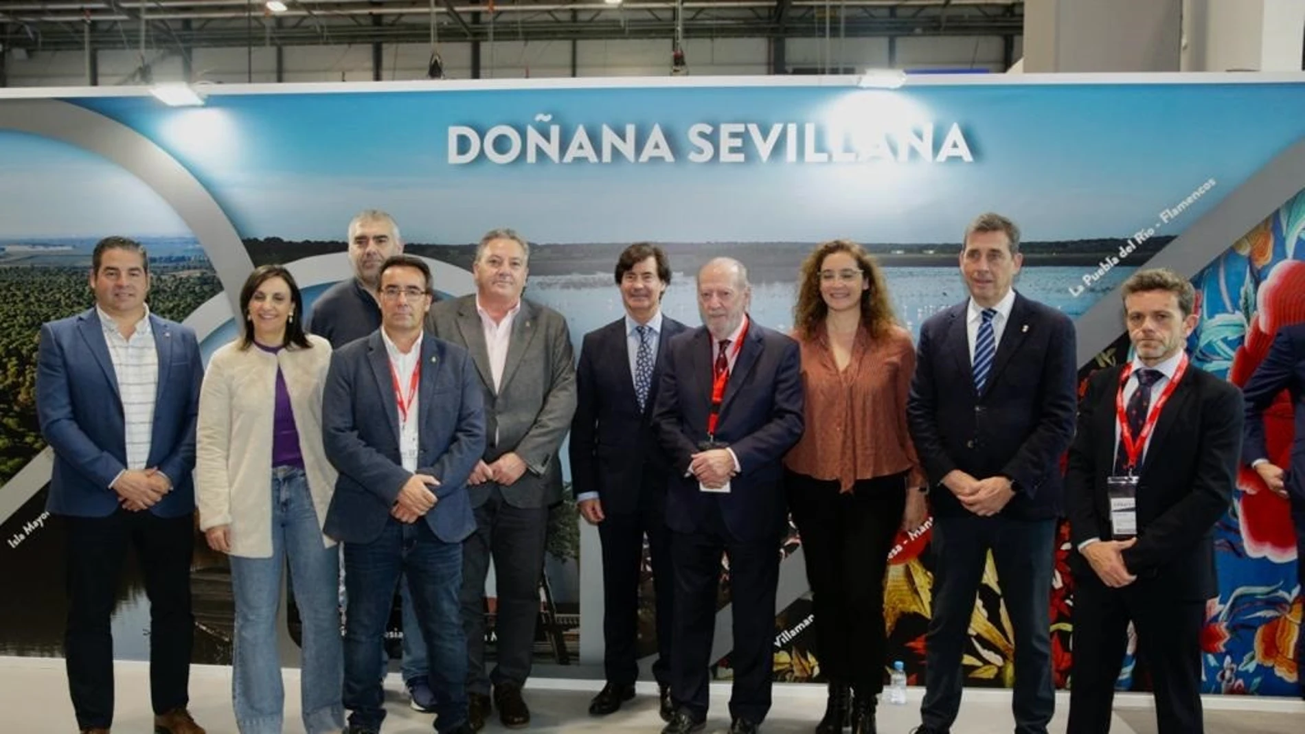 Villalobos, en el centro de la imagen, en la presentación del proyecto 'Doñana sevillana' en el stand de Sevilla en Ifema.