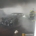 Bomberos de Cádiz sofocan el incendio de un vehículo en una imagen de archivo
