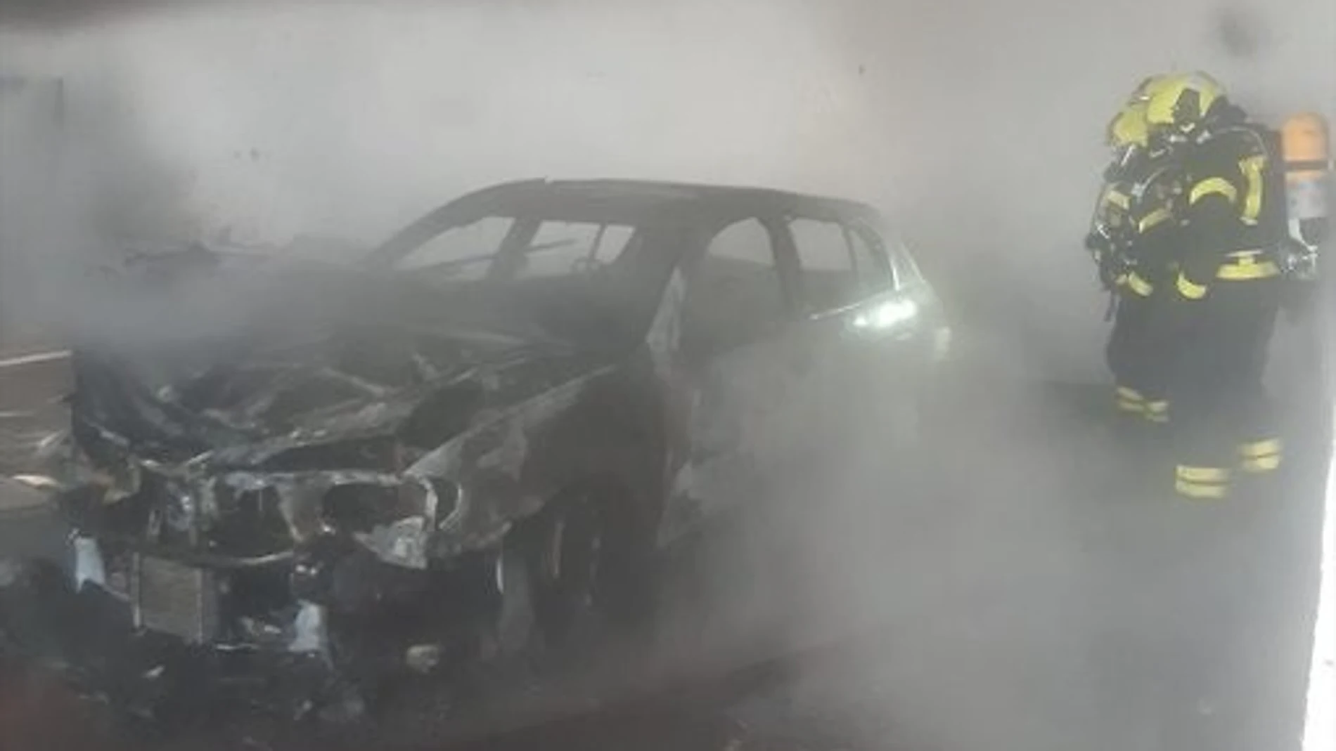 Bomberos de Cádiz sofocan el incendio de un vehículo en una imagen de archivo