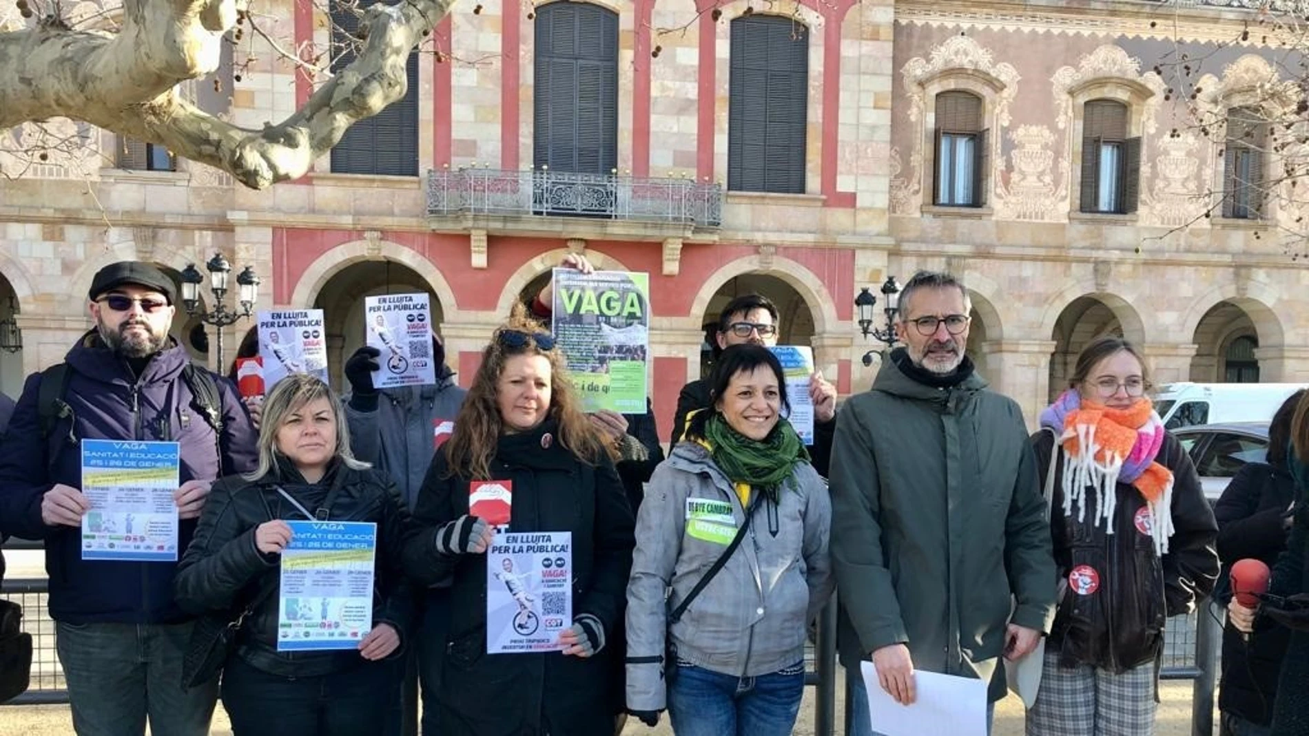 Los miembros de los sindicatos Ustec·Stes, CGT Ensenyament, Mesa Sindical de Sanitat de Catalunya y Sindicat d'Estudiants, entre otros, que convocan la huelga unitaria para el 25 y 26 de enero en defensa de los servicios públicosEUROPA PRESS18/01/2023
