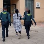 Una de las detenidas en la operación Ruck es trasladada por la Guardia Civil