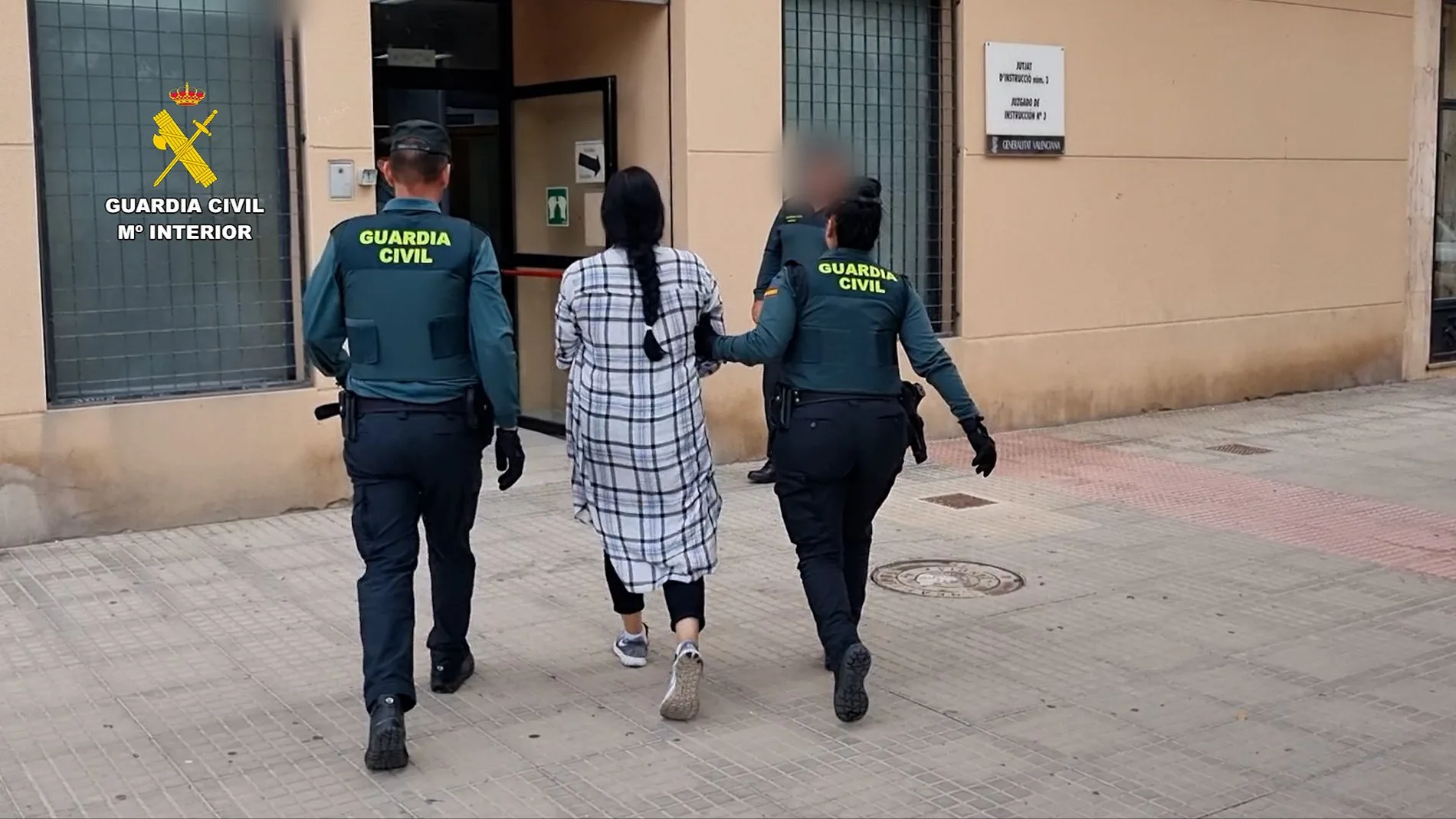 Una de las detenidas en la operación Ruck es trasladada por la Guardia Civil