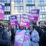 Un grupo de personas participa en una manifestación a favor de los derechos de las personas trans frente a la sede del Gobierno británico en la Queen Elizabeth House de Edimburgo