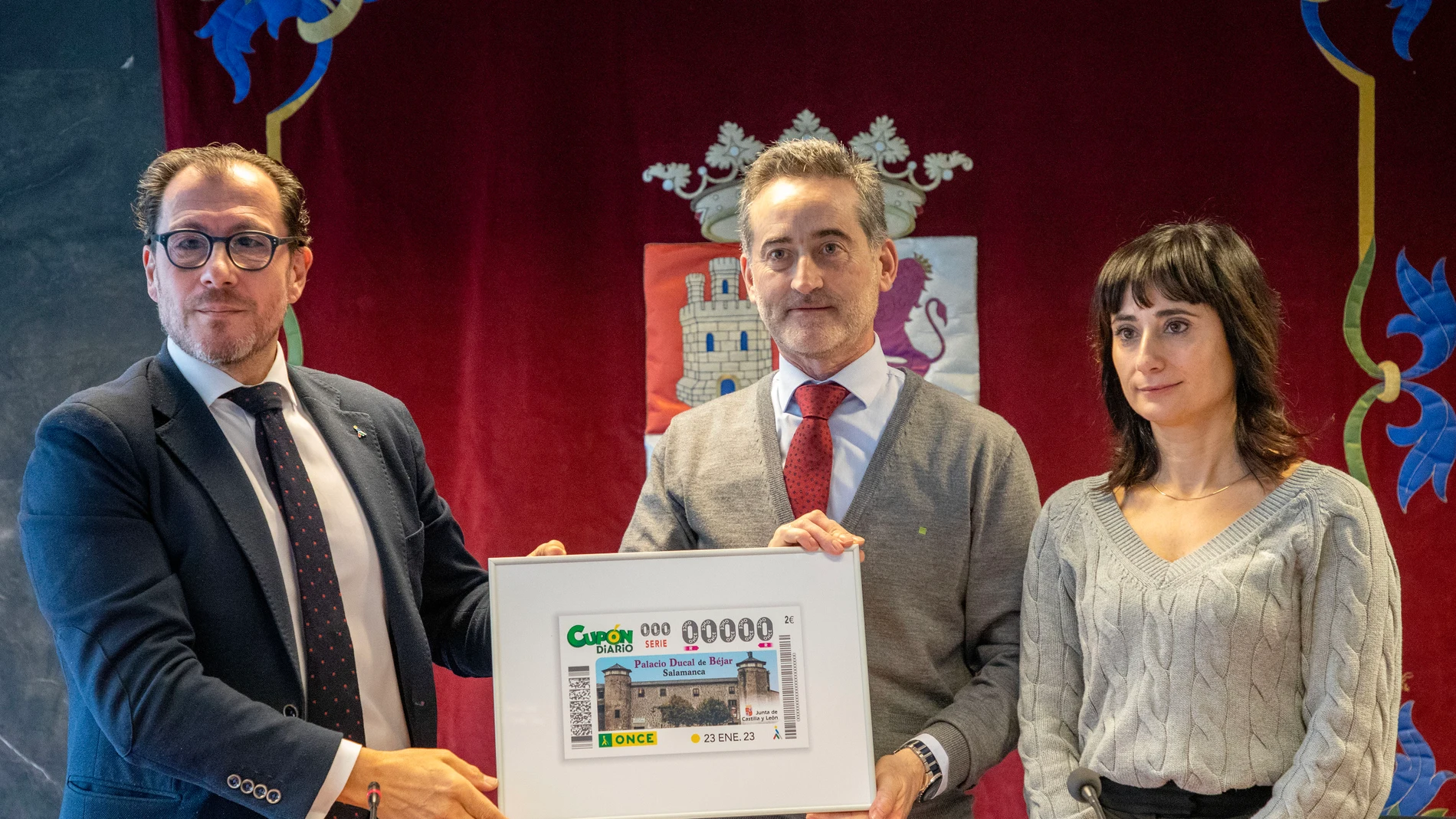 El delegado territorial, Eloy Ruiz, junto al delegado territorial de la ONCE en Castilla y León, Ismael Pérez, y la directora de la ONCE en Salamanca, Esther Pérez, presenta un nuevo cupón con una imagen de Béjar