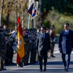 El presidente del Gobierno, Pedro Sánchez y el presidente francés, Emmanuel Macron, pasan revista a las tropas a su llegada a la Cumbre Hispanofrancesa que se celebra, este jueves, en Barcelona