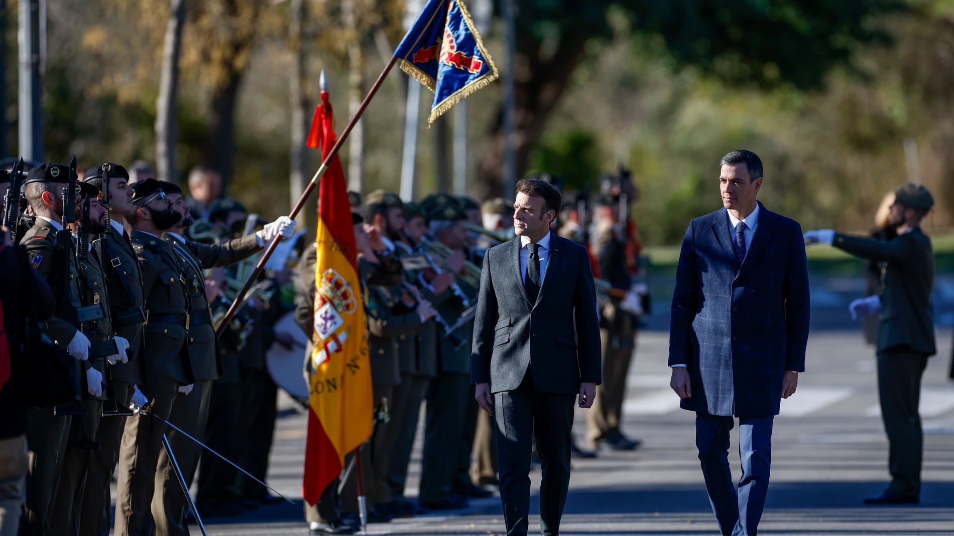 El presidente del Gobierno, Pedro Sánchez y el presidente francés, Emmanuel Macron, pasan revista a las tropas a su llegada a la Cumbre Hispanofrancesa que se celebra, este jueves, en Barcelona