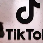 La Comisión Europea también prohíbe a sus empleados descargarse TikTok en sus teléfonos de trabajo