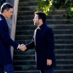 El presidente de la Generalitat, Pere Aragonés (d), recibe al presidente del Gobierno, Pedro Sánchez, al comienzo de la Cumbre