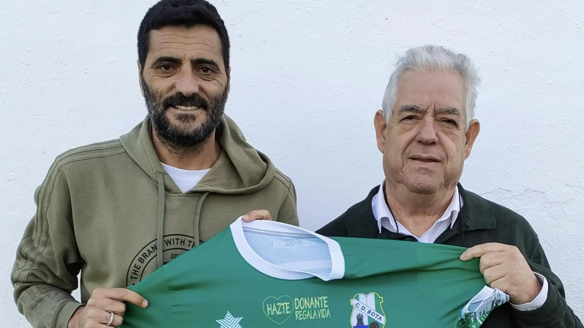 Dani Güiza, posando con la camiseta de su nuevo club
