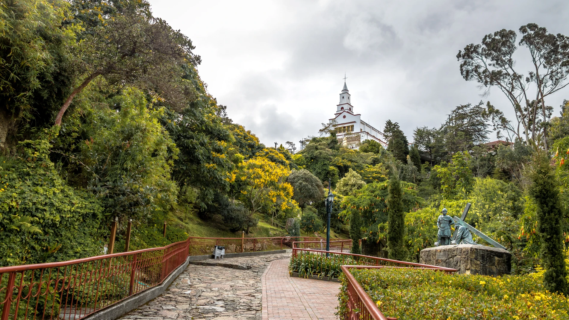 Calzada encima de la colina de Monserrate, en Colombia