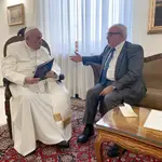 El papa Francisco y el presidente de la UCAM, José Luis Mendoza