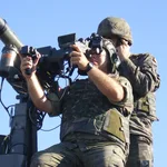 Dos soldados españoles disparan un misil Mistral