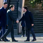 El presidente de la Generalitat, Pere Aragonés (d), recibe al presidente del Gobierno, Pedro Sánchez (i), y al presidente galo, Emmanuel Macron (c), al comienzo de la Cumbre Hispanofrancesa que se celebra, este jueves, en Barcelona.