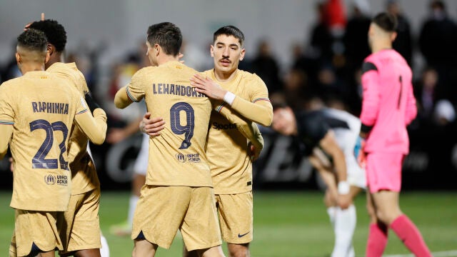Lewandowski se abraza a Bellerín tras marcar en el Ceuta - Barcelona de Copa