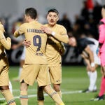 Lewandowski se abraza a Bellerín tras marcar en el Ceuta - Barcelona de Copa