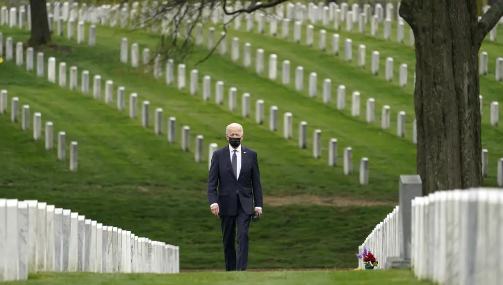El presidente Joe Biden, con mascarilla, visita la Sección 60 del Cementerio Nacional de Arlington en Arlington, Virginia, el 14 de abril de 2021