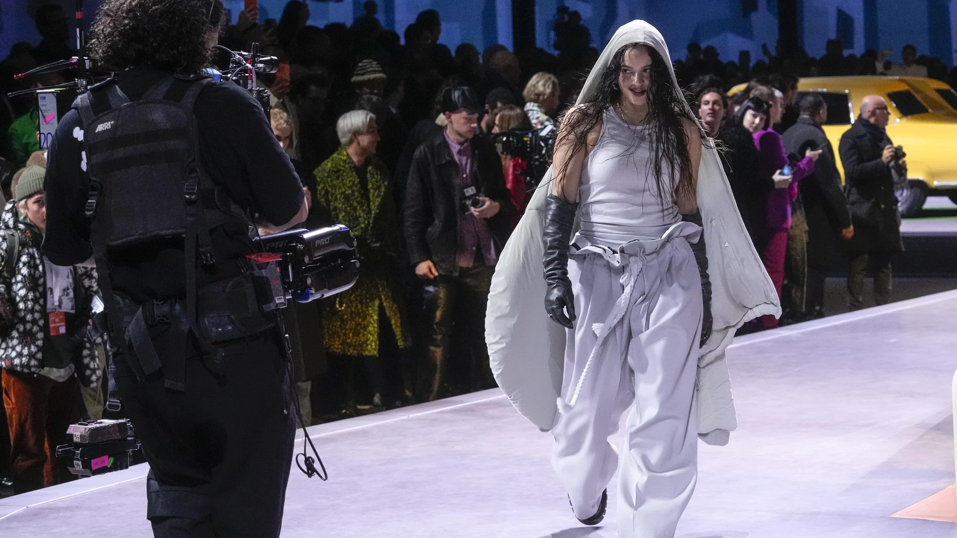 Rosalia cierra el desfile de Louis Vuitton