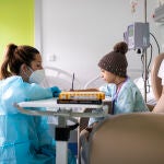 Reportaje del Colegio del Hospital Infantil Niño Jesús, en el que sus responsables y docentes se encargan de mantener el curso y los estudios de los niños y adolescentes allí ingresados.