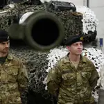 Militares daneses, junto a un carro de combate &quot;Leopard&quot; en Camp (Estonia)