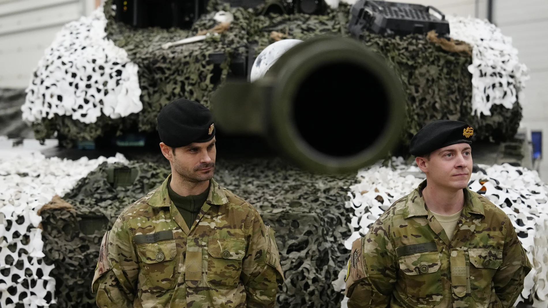 Militares daneses, junto a un carro de combate "Leopard" en Camp (Estonia)