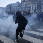 Enfrentamientos con la policía en París durante la huelga general de ayer por la reforma de las pensiones