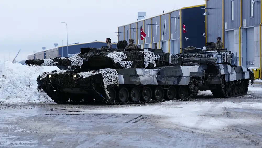Los tanques Leopard 2A7 de Dinamarca se mueven en el campamento militar de Tapa, en Estonia