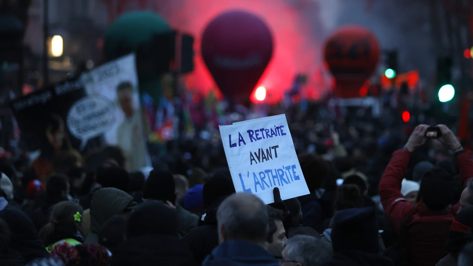 Protesta contra la reforma de la pensiones de Emmanuel Macro en París