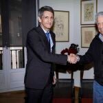 El presidente de la Fundación Bancaria Unicaja, José M. Domínguez, estrecha la mano del Premio Nobel de Literatura y presidente de la Cátedra que lleva su nombre, Mario Vargas Llosa, tras la firma del convenio