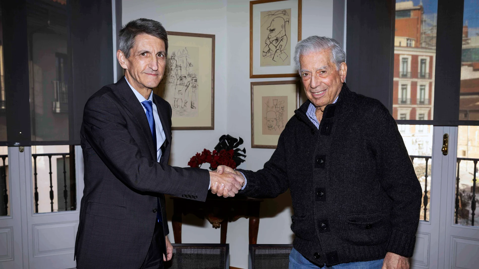 El presidente de la Fundación Bancaria Unicaja, José M. Domínguez, estrecha la mano del Premio Nobel de Literatura y presidente de la Cátedra que lleva su nombre, Mario Vargas Llosa, tras la firma del convenio