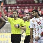 Paul Skorupa ve la tarjeta roja del árbitro Karim Gasmi