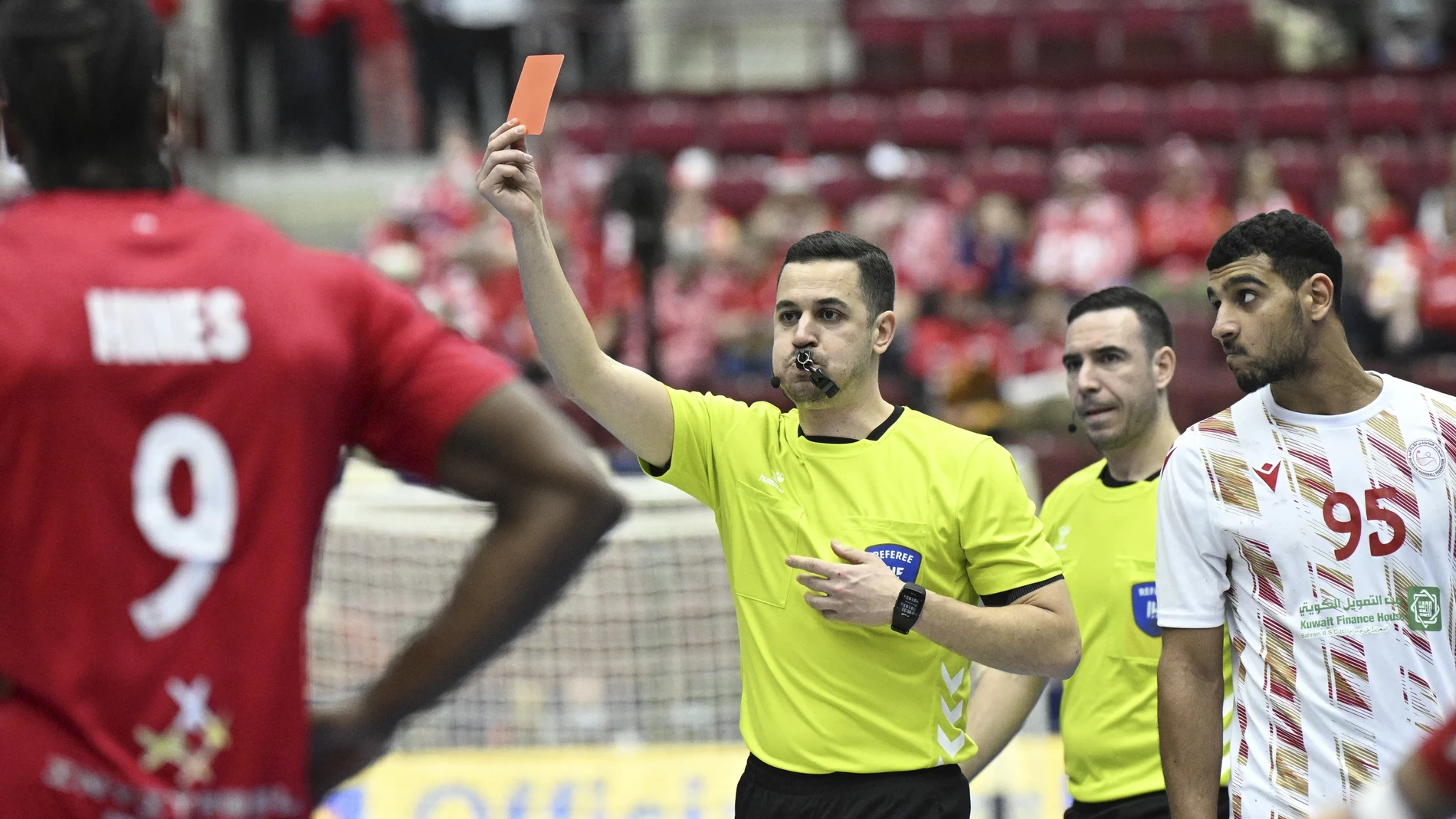 Paul Skorupa ve la tarjeta roja del árbitro Karim Gasmi