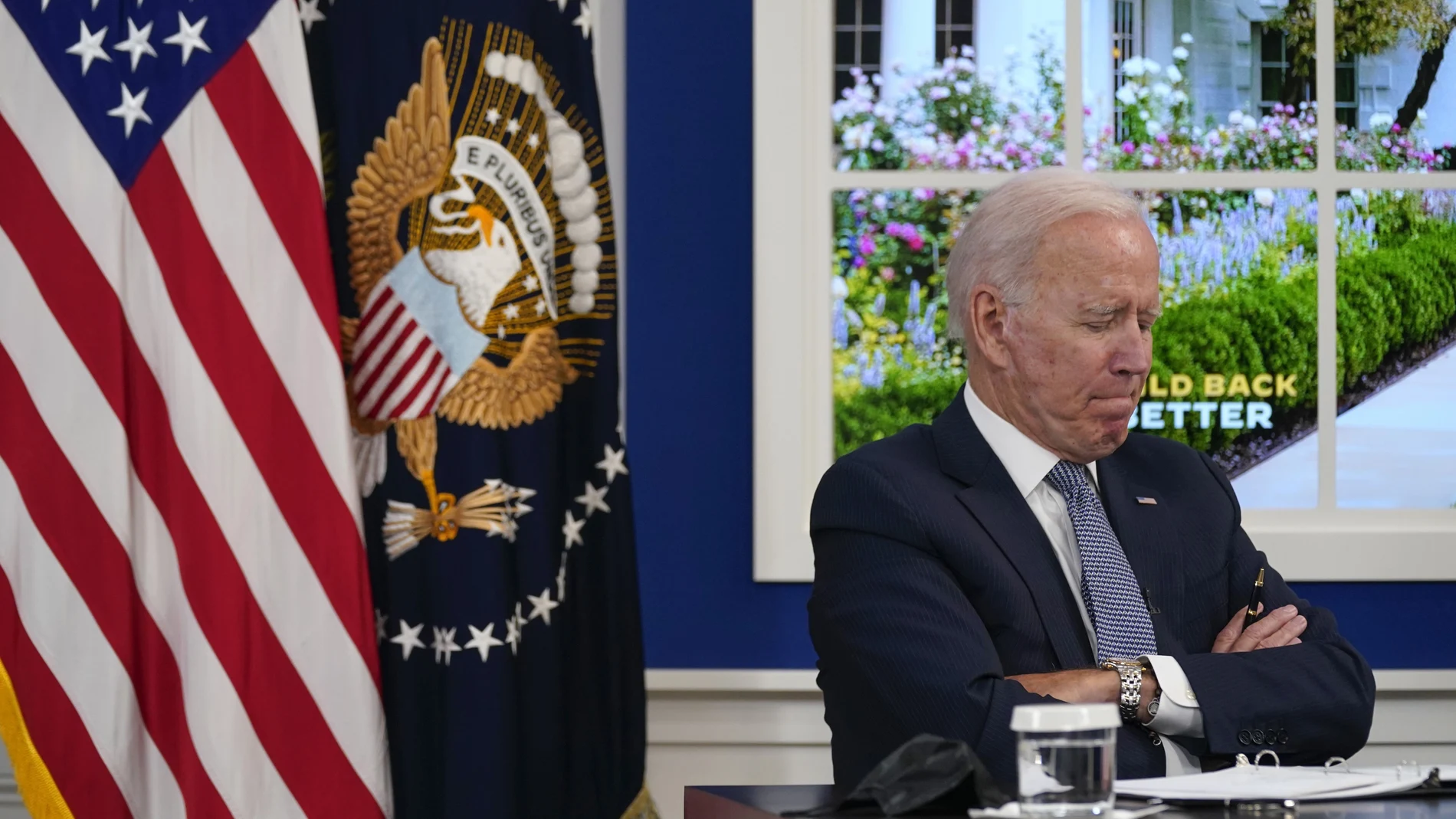 El presidente Joe Biden escucha durante una reunión con líderes empresariales sobre el límite de deuda en el auditorio South Court del campus de la Casa Blanca, el 6 de octubre de 2021
