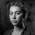 Greta Fernández da vida a Sara en "El fred que crema", una campesina que refugia a una familia de judíos en la buhardilla de su casa
