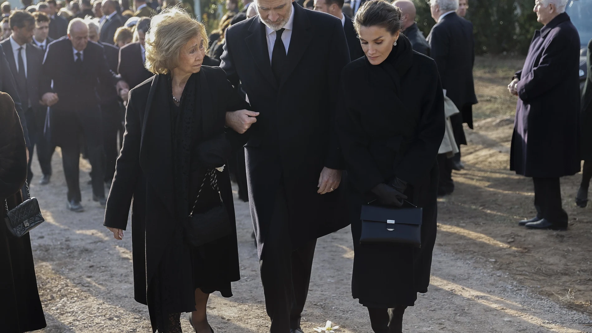 Los Reyes Felipe VI y Letizia brindan su apoyo a la Reina Sofía