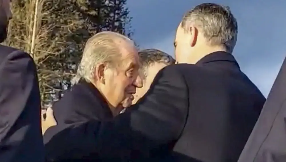 El gesto de cariño entre el Rey Felipe VI y el Rey Juan Carlos I