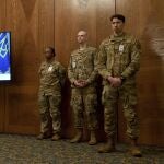 Soldados americanos siguen el discurso del presidente Zelenski desde la base norteamericana de Ramstein en Alemania