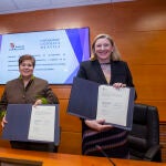 Las consejeras de Familia e Igualdad de Oportunidades, Isabel Blanco (d), y de Educación, Rocío Lucas (i), firman un convenio en materia de igualdad con la rectora de la Universidad Católica de Ávila, Mª del Rosario Sáez Yuguero (c)
