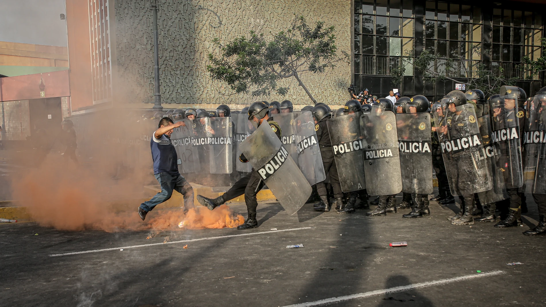 Policías se enfrentan a manifestantes en el Parque Universitario, durante la llamada "toma de Lima"