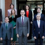 MADRID, 20/01/2023.- El rey Felipe VI (c), junto a (de izq a der) el director de la Escuela Diplomática, Santiago Miralles; el ministro de Exteriores, José Manuel Albares, y su subsecretario, Luis Manuel Cuesta Civis, posan para una foto de grupo junto a los graduados tras la ceremonia de entrega de los despachos de secretario de embajada a la LXXIV promoción de la carrera diplomática, este viernes, en Madrid. EFE/ Mariscal