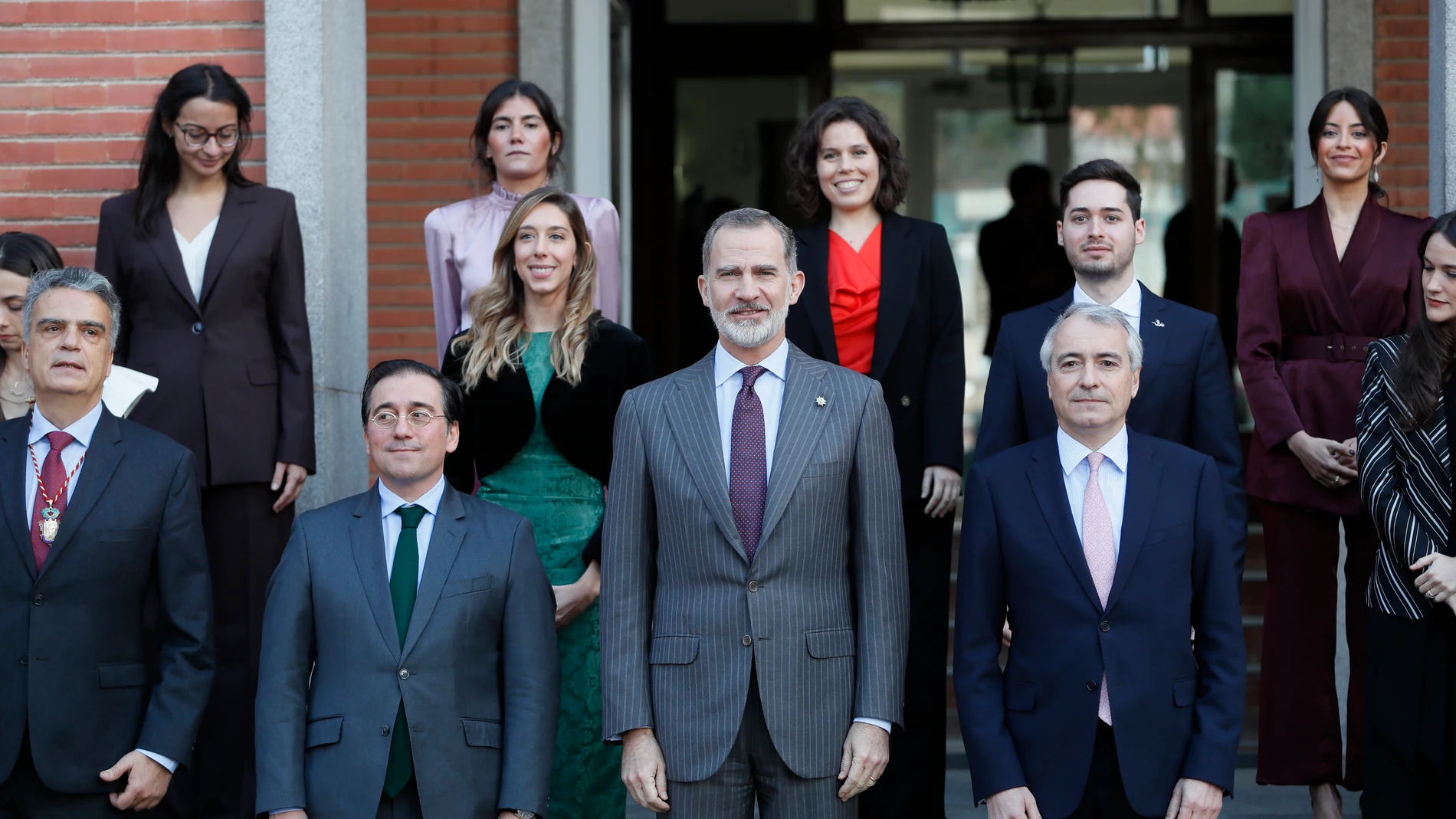 MADRID, 20/01/2023.- El rey Felipe VI (c), junto a (de izq a der) el director de la Escuela Diplomática, Santiago Miralles; el ministro de Exteriores, José Manuel Albares, y su subsecretario, Luis Manuel Cuesta Civis, posan para una foto de grupo junto a los graduados tras la ceremonia de entrega de los despachos de secretario de embajada a la LXXIV promoción de la carrera diplomática, este viernes, en Madrid. EFE/ Mariscal