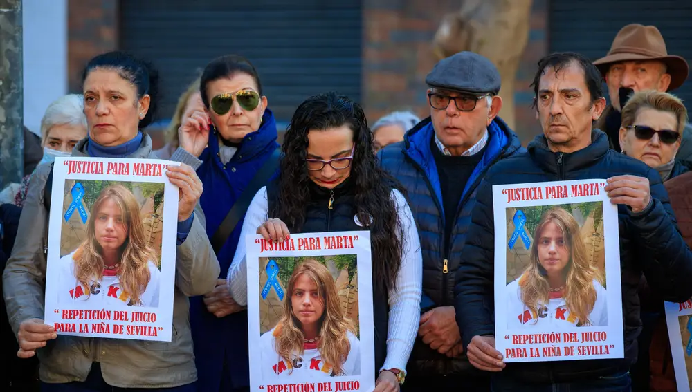 Vecinos de Marta del Castillo, la joven sevillana por cuyo asesinato en 2009 fue condenado Miguel Carcaño a 21 años y tres meses de cárcel, en el barrio de Tartessos de Sevilla. EFE/ Julio Muñoz.