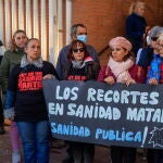 Médicos, personal sanitario, pacientes e integrantes del Sindicato Médico de Primaria (SMP) y de CCOO durante la concentración convocada ante la entrada del Centro de Salud La Plata en el Barrio Amate de Sevilla